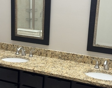 140 Roundtree Court - Photo Thumbnail 7