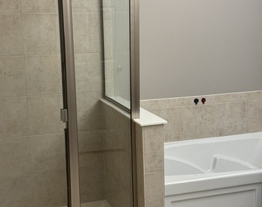 140 Roundtree Court - Photo Thumbnail 8