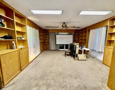 102 Adair Court - Photo Thumbnail 12
