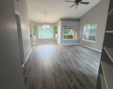 1009 Pheasant Run Lane - Photo Thumbnail 15