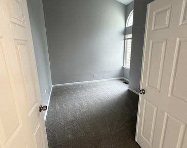 1009 Pheasant Run Lane - Photo Thumbnail 8