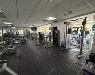 3930 N Pine Grove Avenue - Photo Thumbnail 14