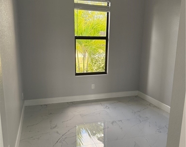 2505 Sw 17th Place - Photo Thumbnail 19