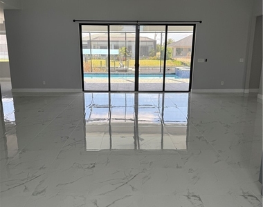 2505 Sw 17th Place - Photo Thumbnail 2