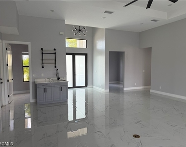 2505 Sw 17th Place - Photo Thumbnail 3