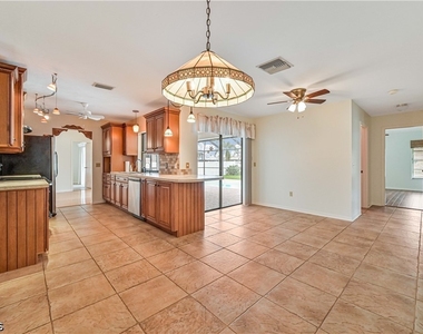 634 Se 32nd Street - Photo Thumbnail 5