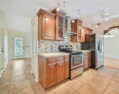 634 Se 32nd Street - Photo Thumbnail 2