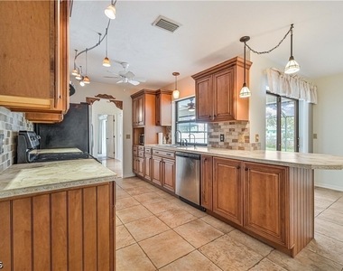 634 Se 32nd Street - Photo Thumbnail 3