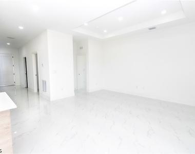 731 Bering Avenue S - Photo Thumbnail 5
