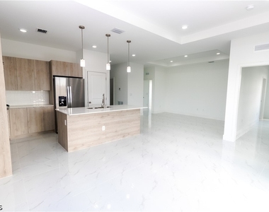 731 Bering Avenue S - Photo Thumbnail 2