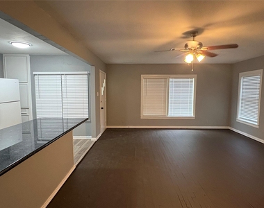 1603 W 8th Street - Photo Thumbnail 3