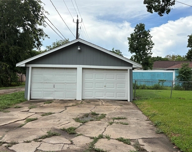 1603 W 8th Street - Photo Thumbnail 12