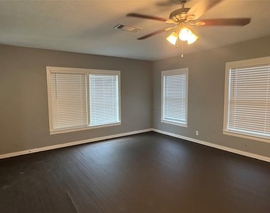 1603 W 8th Street - Photo Thumbnail 7