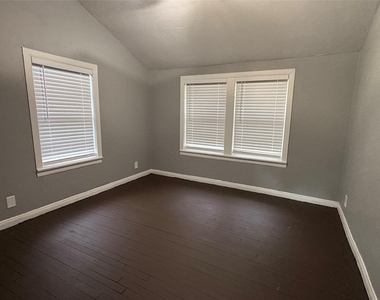 1603 W 8th Street - Photo Thumbnail 4