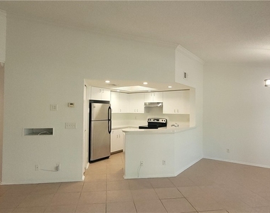 1390 Wildwood Lakes Boulevard - Photo Thumbnail 15