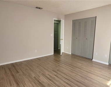 1390 Wildwood Lakes Boulevard - Photo Thumbnail 9