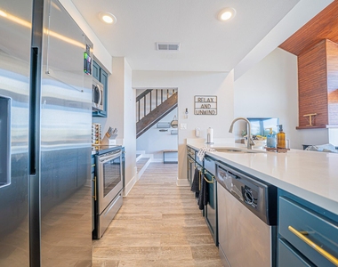4006 Knollcrest Drive - Photo Thumbnail 7