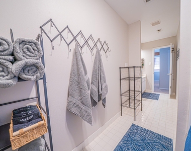 4006 Knollcrest Drive - Photo Thumbnail 18