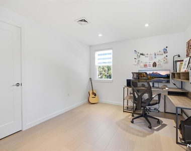 130 Surrey - Photo Thumbnail 13