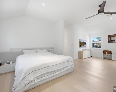 130 Surrey - Photo Thumbnail 16