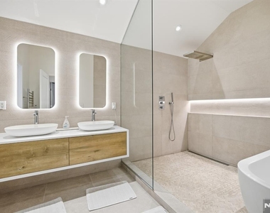 130 Surrey - Photo Thumbnail 19