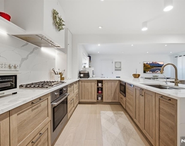 130 Surrey - Photo Thumbnail 5