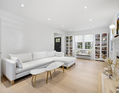 130 Surrey - Photo Thumbnail 11