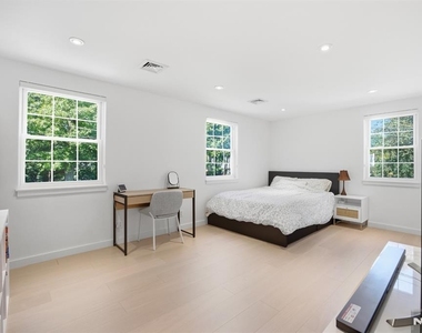 130 Surrey - Photo Thumbnail 14