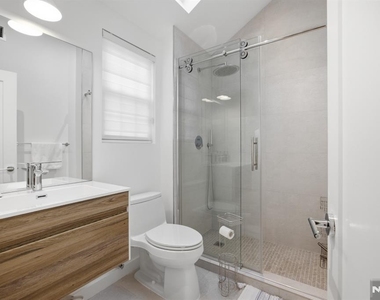 130 Surrey - Photo Thumbnail 15