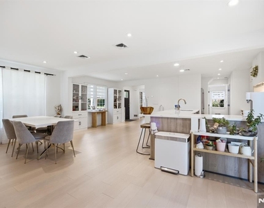130 Surrey - Photo Thumbnail 7