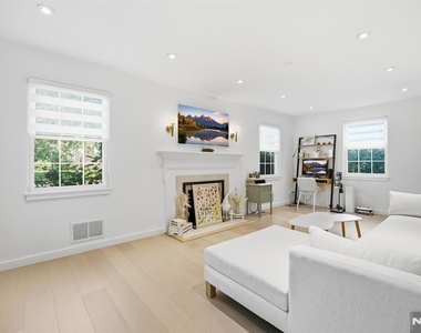 130 Surrey - Photo Thumbnail 12