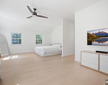 130 Surrey - Photo Thumbnail 18