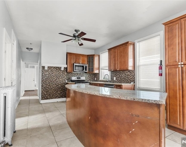564 Sanford - Photo Thumbnail 2