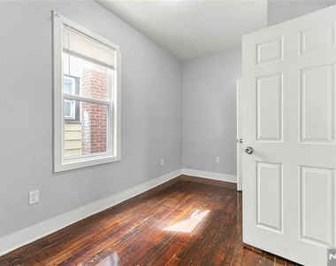 564 Sanford - Photo Thumbnail 4