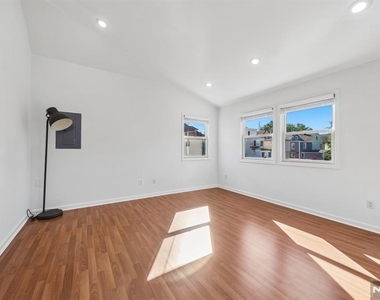 164 Washington - Photo Thumbnail 28