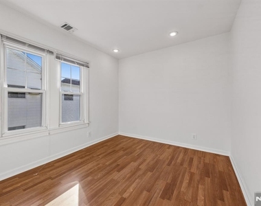 164 Washington - Photo Thumbnail 18