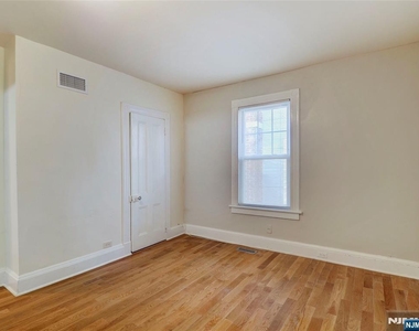 60 Montague - Photo Thumbnail 8