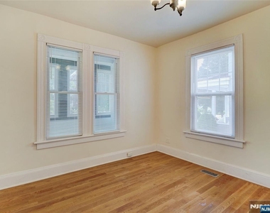 60 Montague - Photo Thumbnail 10