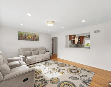 813 Morton - Photo Thumbnail 3