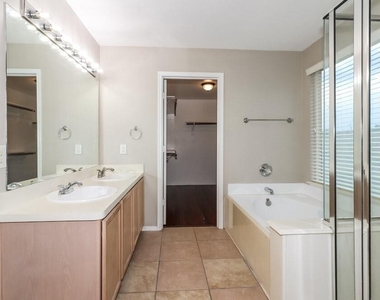 19119 Royal Isle Drive - Photo Thumbnail 9