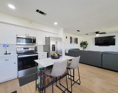 4910 27th Street - Photo Thumbnail 6