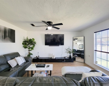 4910 27th Street - Photo Thumbnail 4