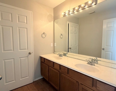 3019 Acacia Fair Lane - Photo Thumbnail 37