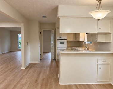 2111 Riverlawn Drive - Photo Thumbnail 5