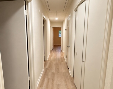 2111 Riverlawn Drive - Photo Thumbnail 9
