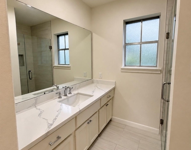 2111 Riverlawn Drive - Photo Thumbnail 14