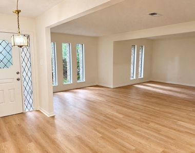 2111 Riverlawn Drive - Photo Thumbnail 2