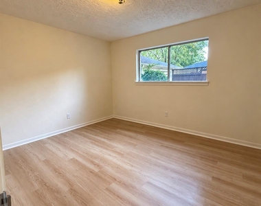 2111 Riverlawn Drive - Photo Thumbnail 12