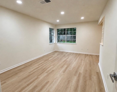 2111 Riverlawn Drive - Photo Thumbnail 11