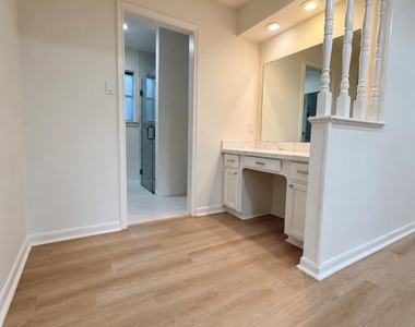 2111 Riverlawn Drive - Photo Thumbnail 15